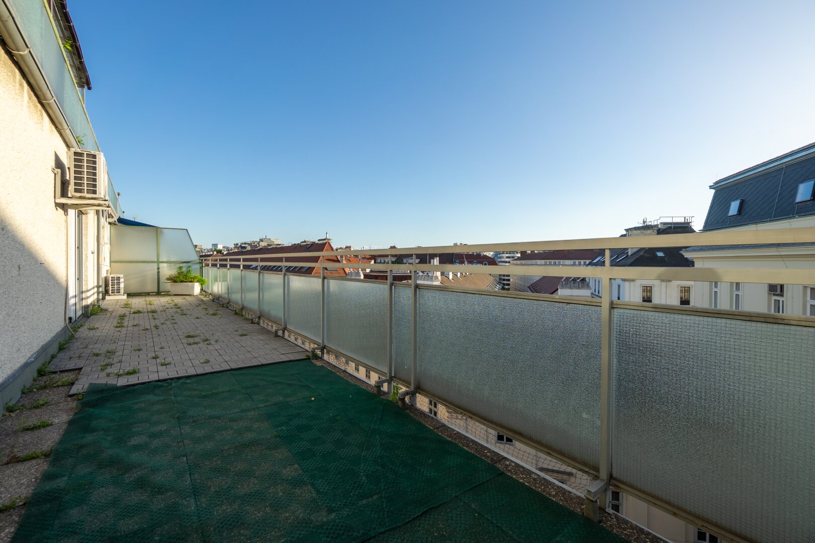 Wohnen am Stadtpark? Hier klicken - 2 Zimmer Wohnung mit Fernblick im 7. Stock - Klimaanlage - DAN Küche