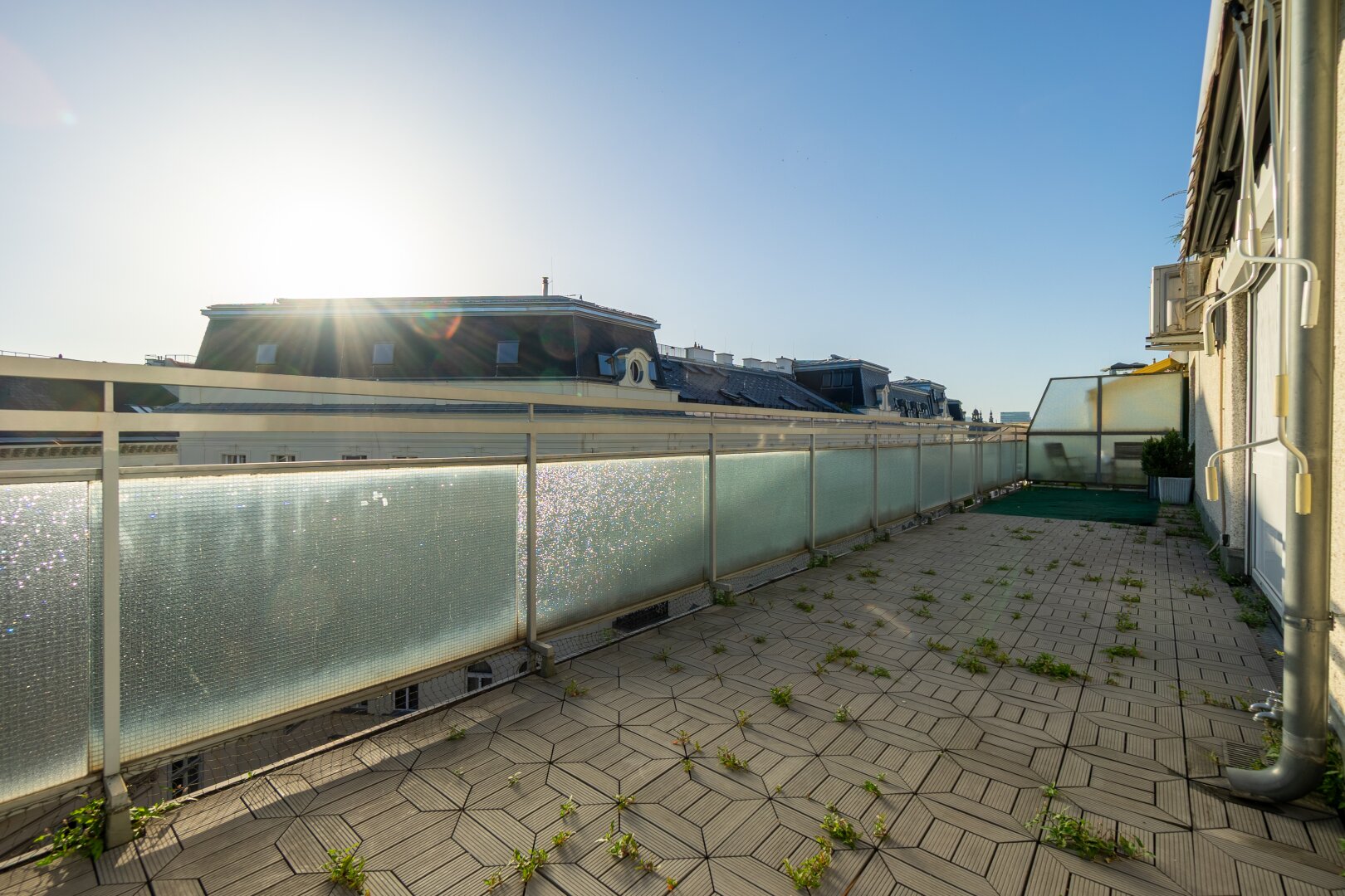 Wohnen am Stadtpark? Hier klicken - 2 Zimmer Wohnung mit Fernblick im 7. Stock - Klimaanlage - DAN Küche