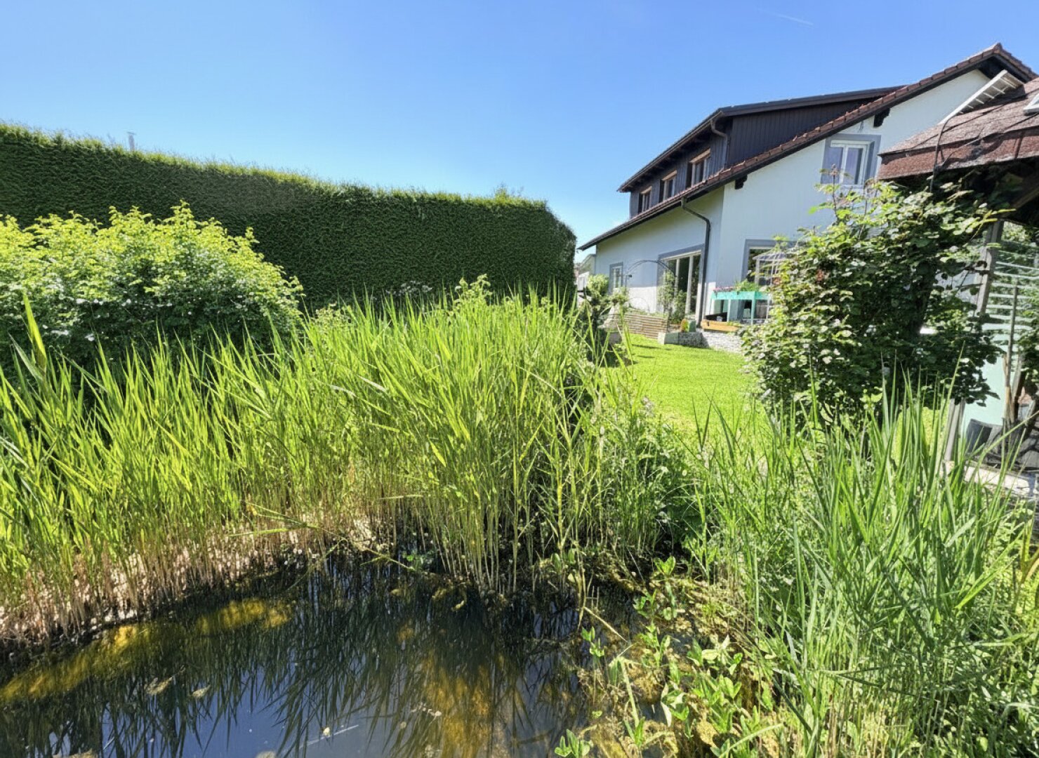 Naturidylle in Christkindl – Zweifamilienhaus mit traumhaftem Schwimmteich