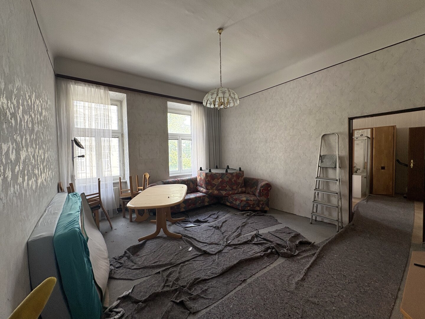 Unsanierte Altbauwohnung mit Potenzial im 15. Bezirk – 80 m² – klassische Raumhöhen und vielseitige Gestaltungsmöglichkeiten