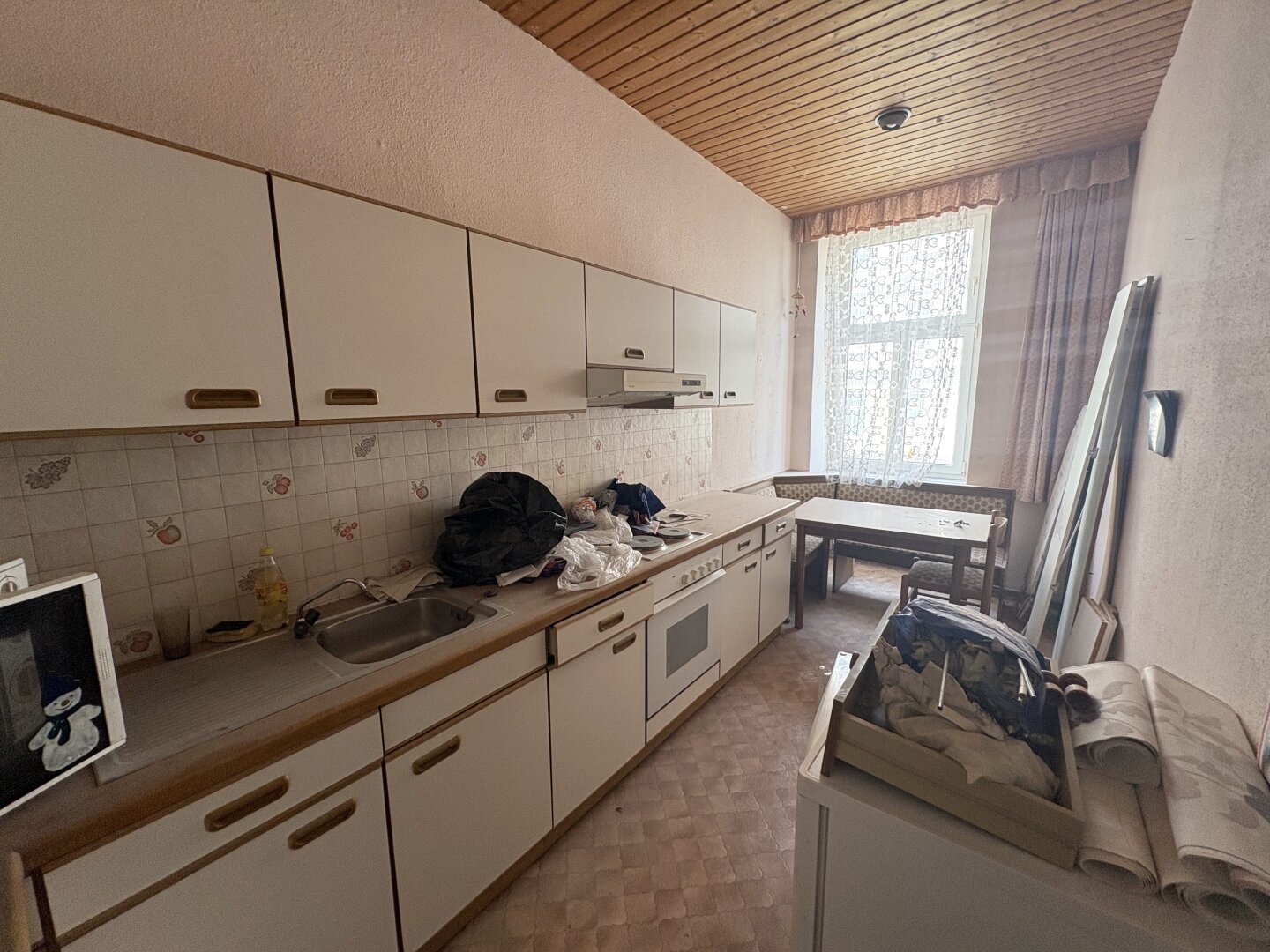 Unsanierte Altbauwohnung mit Potenzial im 15. Bezirk – 80 m² – klassische Raumhöhen und vielseitige Gestaltungsmöglichkeiten