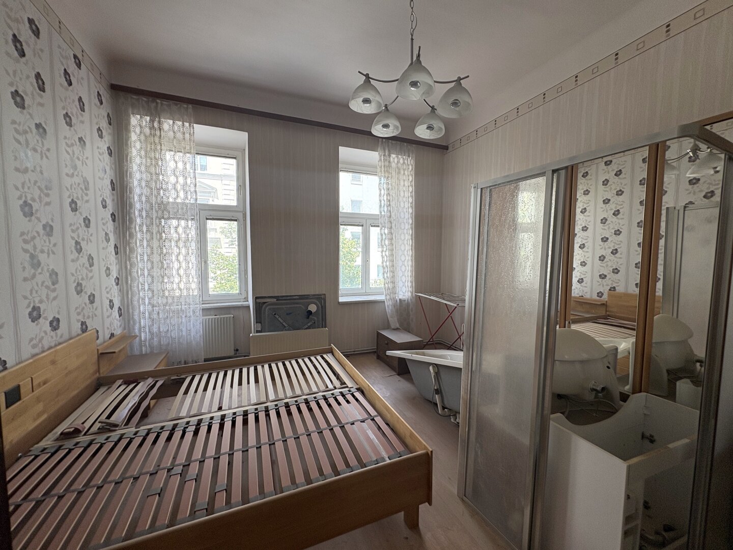 Unsanierte Altbauwohnung mit Potenzial im 15. Bezirk – 80 m² – klassische Raumhöhen und vielseitige Gestaltungsmöglichkeiten