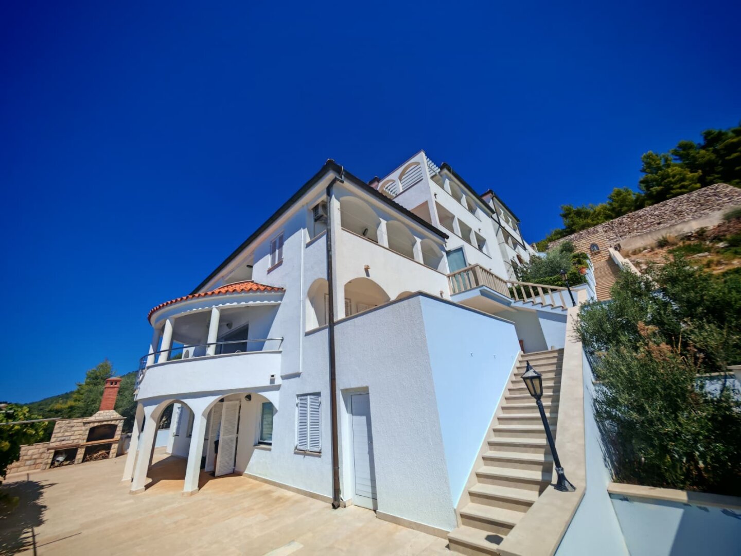 Apartment- und Gastronomieimmobilie in absoluter Bestlage direkt am Meer in Karbuni – Insel Korčula