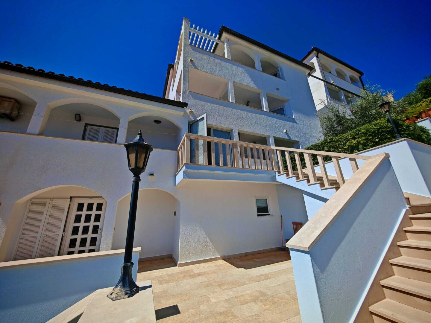 Apartment- und Gastronomieimmobilie in absoluter Bestlage direkt am Meer in Karbuni – Insel Korčula