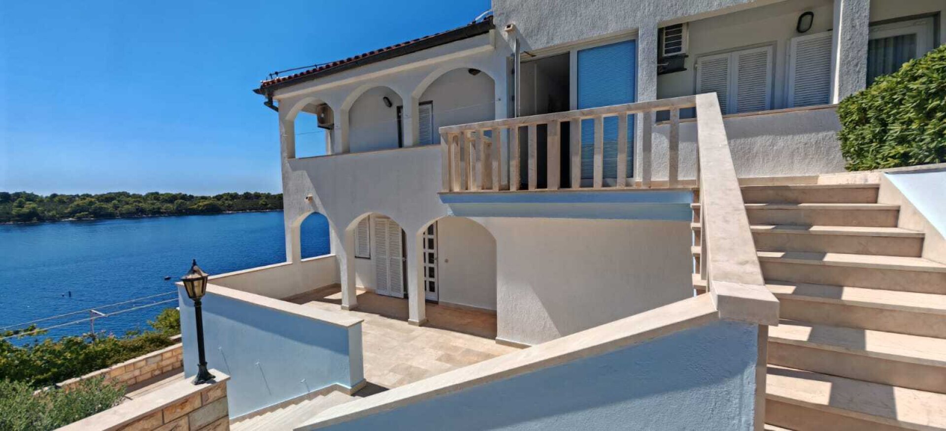 Apartment- und Gastronomieimmobilie in absoluter Bestlage direkt am Meer in Karbuni – Insel Korčula