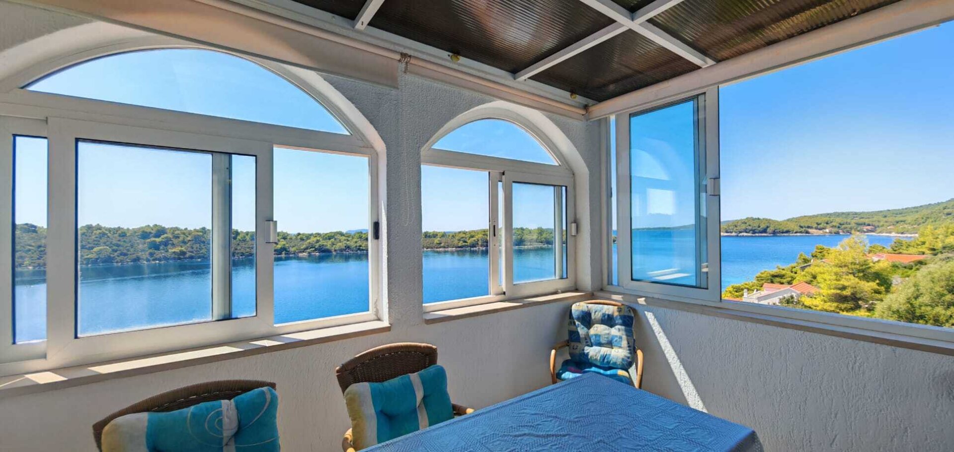 Apartment- und Gastronomieimmobilie in absoluter Bestlage direkt am Meer in Karbuni – Insel Korčula