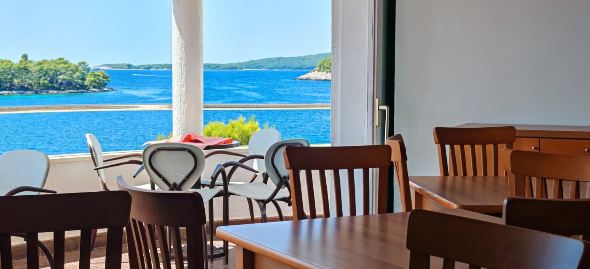 Apartment- und Gastronomieimmobilie in absoluter Bestlage direkt am Meer in Karbuni – Insel Korčula