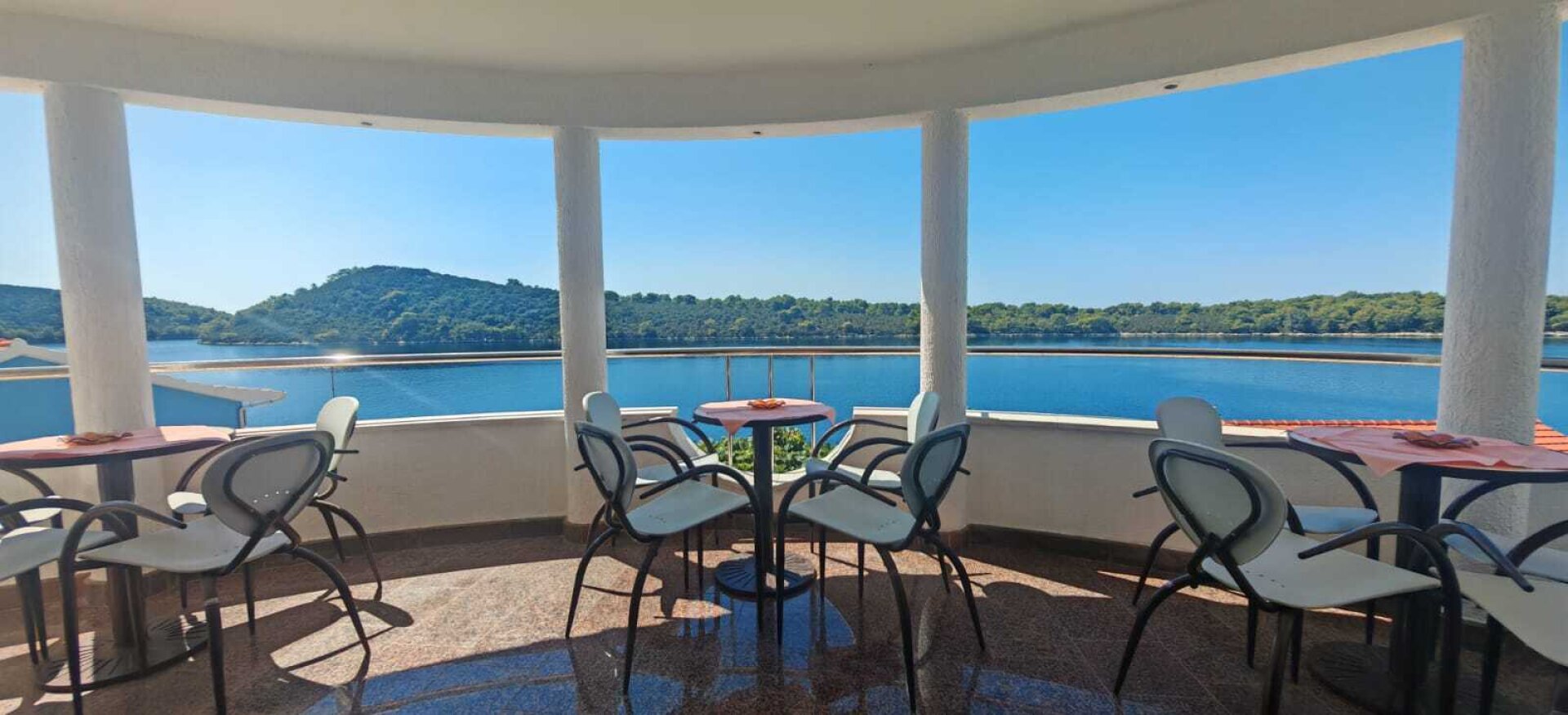 Apartment- und Gastronomieimmobilie in absoluter Bestlage direkt am Meer in Karbuni – Insel Korčula