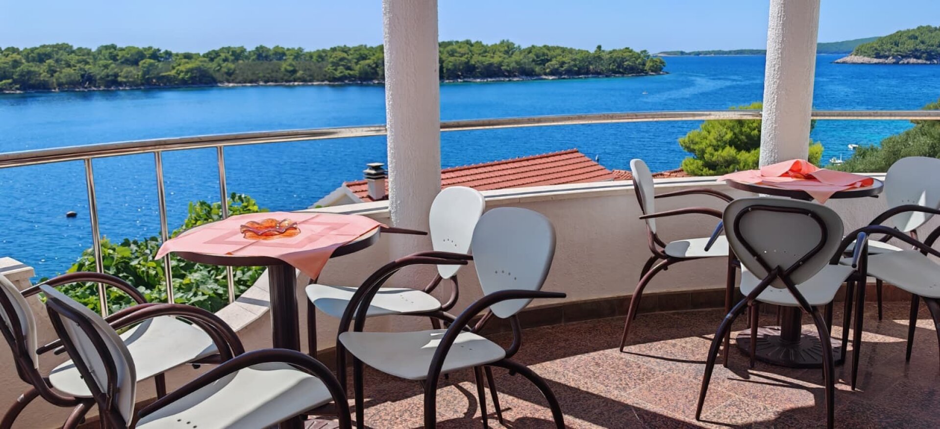 Apartment- und Gastronomieimmobilie in absoluter Bestlage direkt am Meer in Karbuni – Insel Korčula