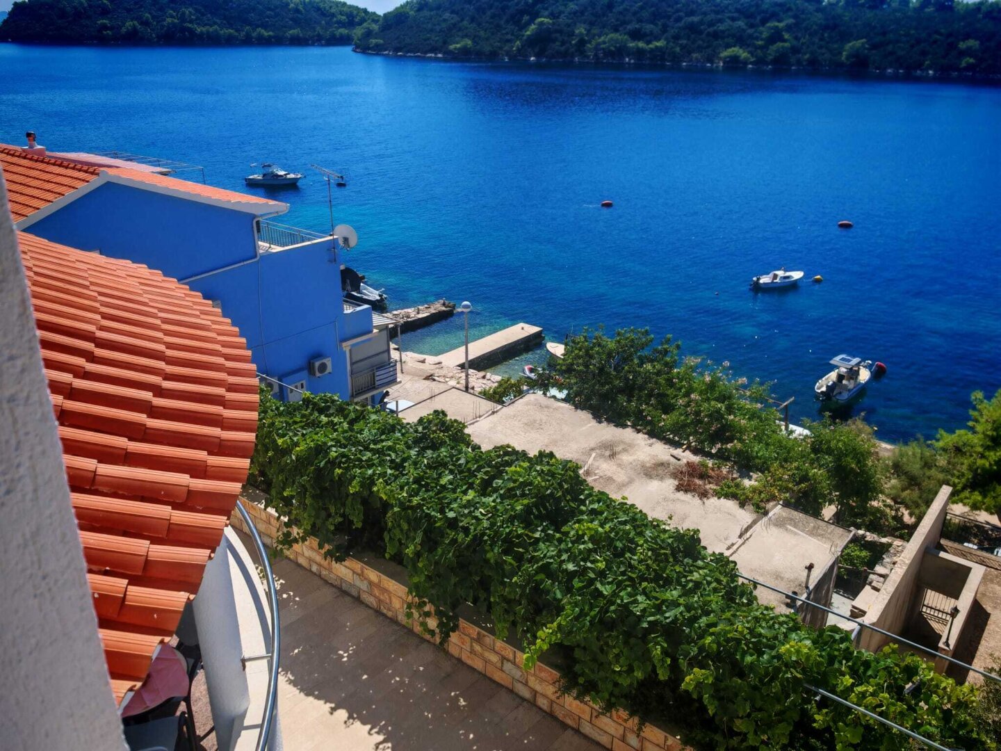 Apartment- und Gastronomieimmobilie in absoluter Bestlage direkt am Meer in Karbuni – Insel Korčula