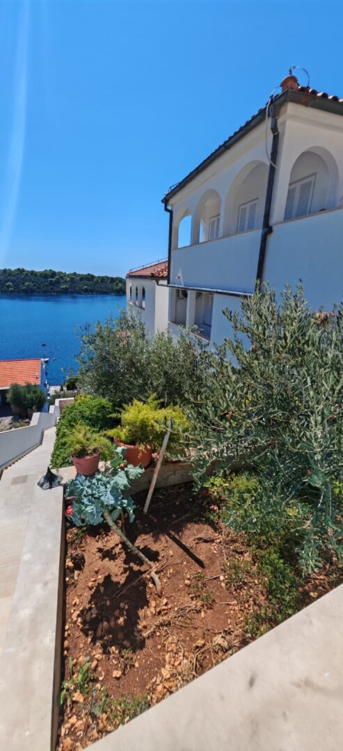 Apartment- und Gastronomieimmobilie in absoluter Bestlage direkt am Meer in Karbuni – Insel Korčula