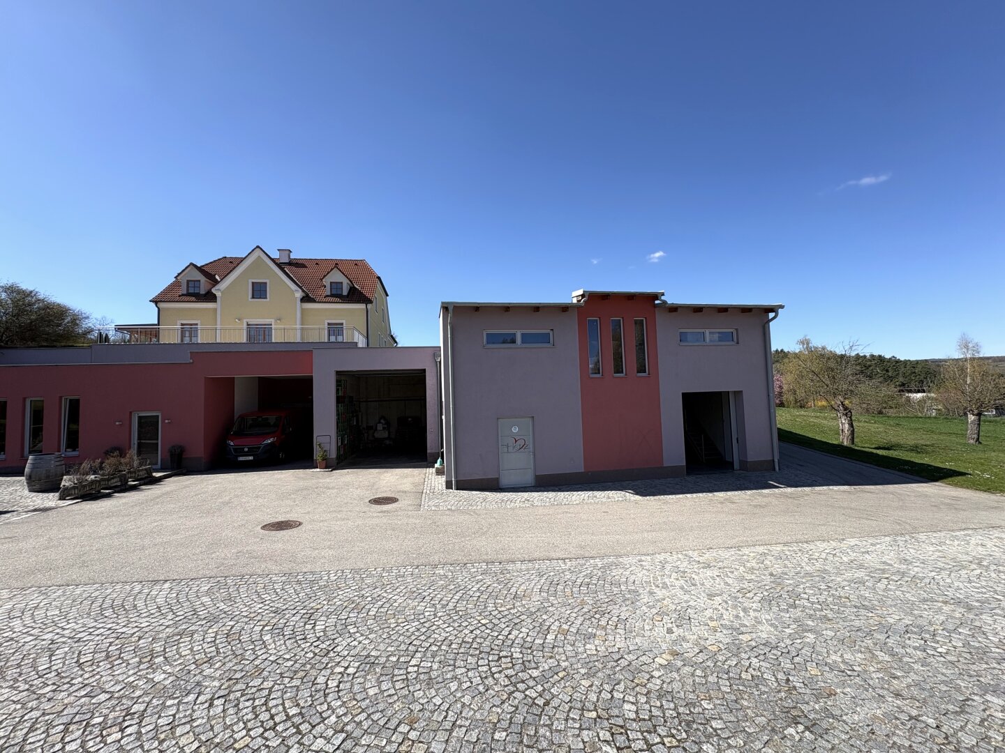Preisgekröntes Traditionsweingut im Kamptal: 8,5 ha Spitzenlagen, moderner Edelstahlkeller, repräsentatives Wohnhaus & Verkostungsraum - seit 1776 in Familienbesitz