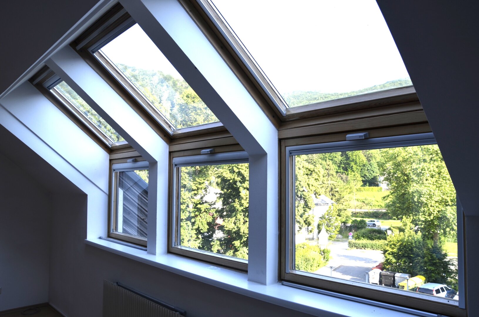 Helle Single- Wohnung im Dachgeschoss mit Panoramafenster
