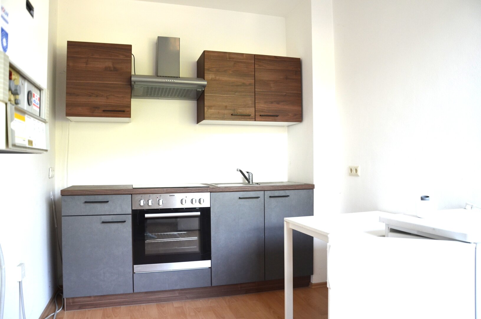Helle Single- Wohnung im Dachgeschoss mit Panoramafenster