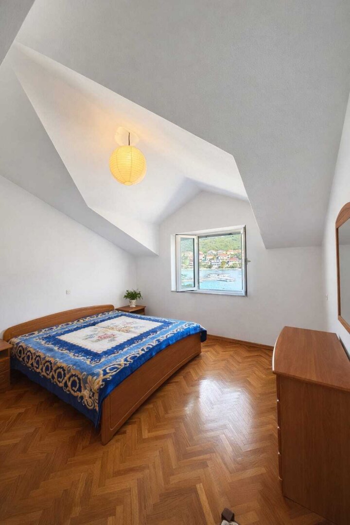 Historisches Steinhaus in erster Meereslinie – ca. 225 m² auf 3 Ebenen | Bucht Brna, Südseite Korčula