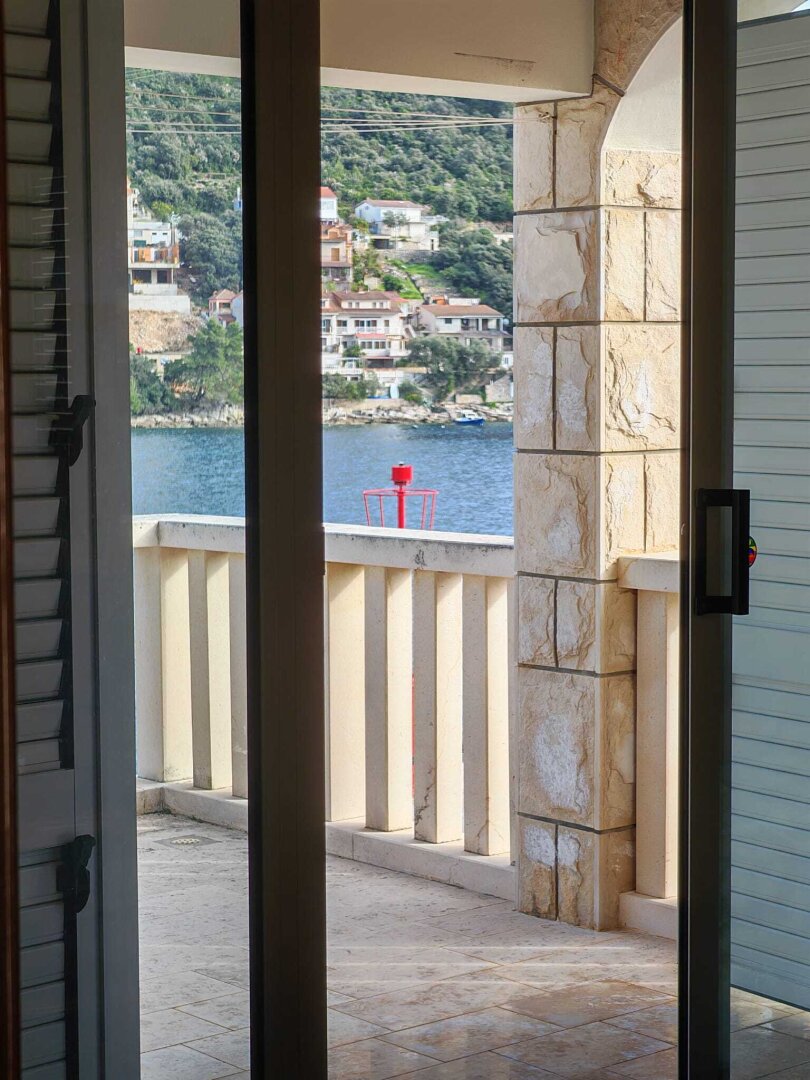 Historisches Steinhaus in erster Meereslinie – ca. 225 m² auf 3 Ebenen | Bucht Brna, Südseite Korčula
