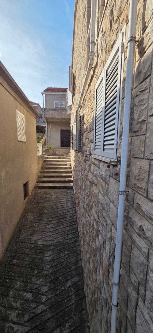 Historisches Steinhaus in erster Meereslinie – ca. 225 m² auf 3 Ebenen | Bucht Brna, Südseite Korčula