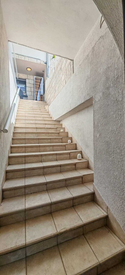 Zinshaus-Immobilie im Zentrum von Vela Luka – Gewerbe & Wohnen | Insel Korčula