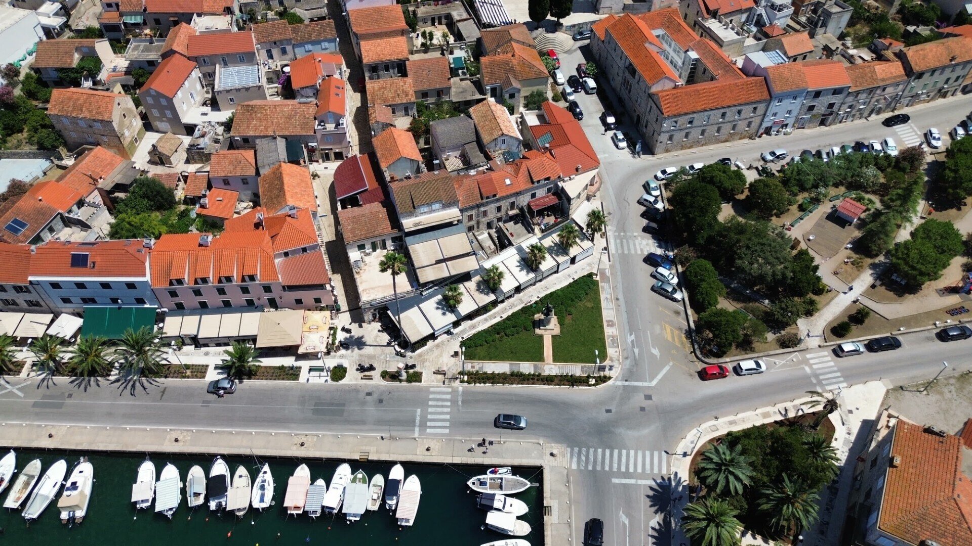 Zinshaus-Immobilie im Zentrum von Vela Luka – Gewerbe & Wohnen | Insel Korčula