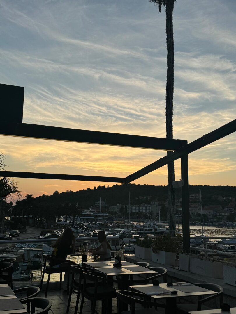 Zinshaus-Immobilie im Zentrum von Vela Luka – Gewerbe & Wohnen | Insel Korčula