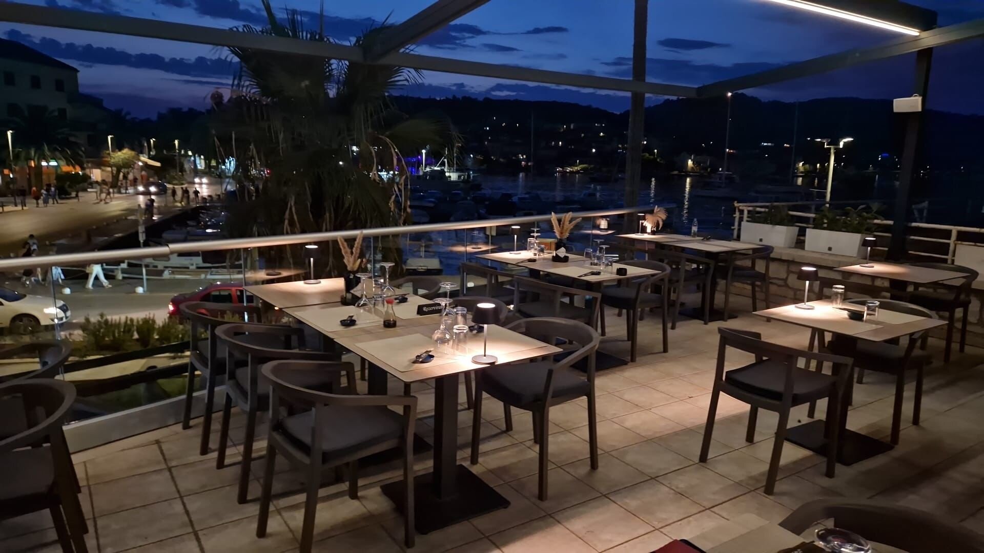 Zinshaus-Immobilie im Zentrum von Vela Luka – Gewerbe & Wohnen | Insel Korčula