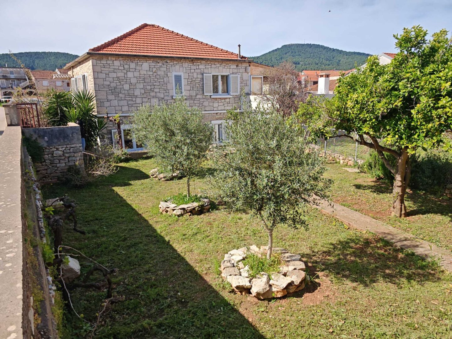 Mediterranes Selbstversorgungsanwesen – Haupthaus + 2 Apartments + Olivenhain | Vela Luka, Korčula