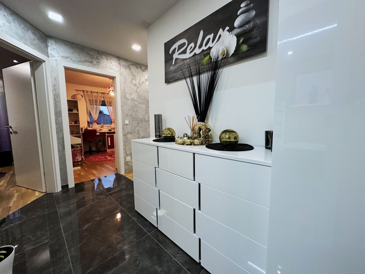 Moderne 4-Zimmer-Wohnung mit Balkon– Ihr neues Zuhause wartet!💼🏗️