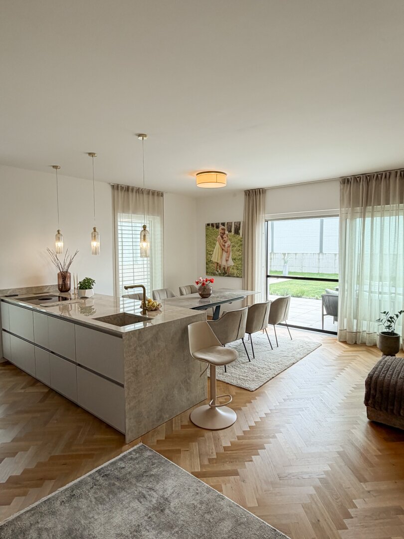 Luxuriöse Doppelhaushälfte mit Pool, Smart Home & Premium-Ausstattung in  Alkoven