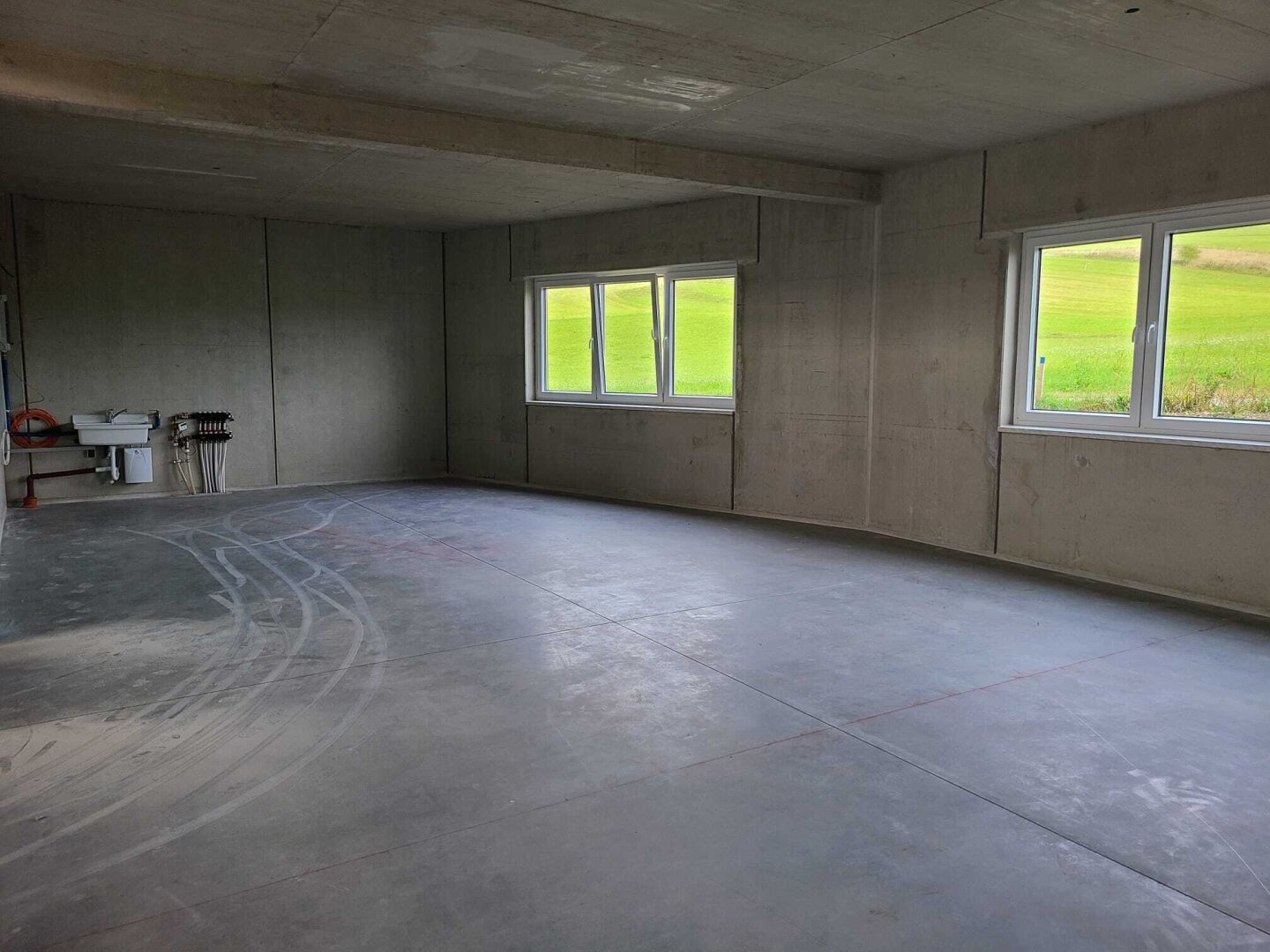 "MODERNE GEWERBEHALLE/LAGER im BUSINESSPPARK -  mit SEE- und BERGBLICK nähe Autobahnanschluss mit Lagermöglichkeit"