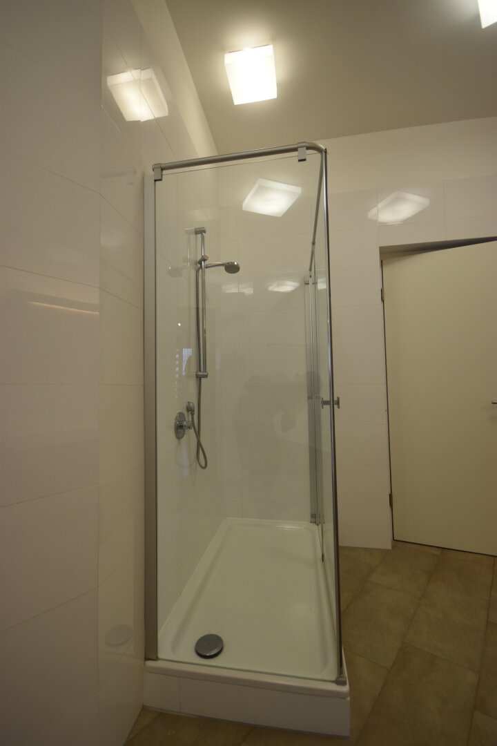 Badezimmer - Modern sanierte 2,5 Zimmer Altbauwohnung mit Stadtblick Miete Andräviertel Salzburg