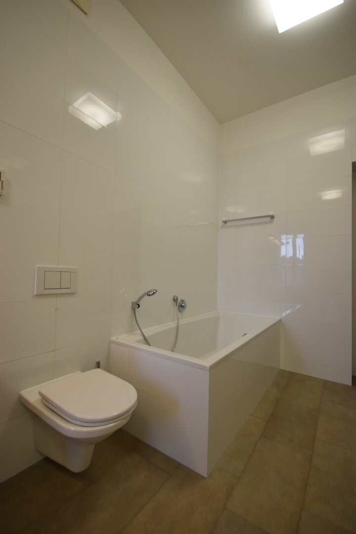 Badezimmer - Modern sanierte 2,5 Zimmer Altbauwohnung mit Stadtblick Miete Andräviertel Salzburg