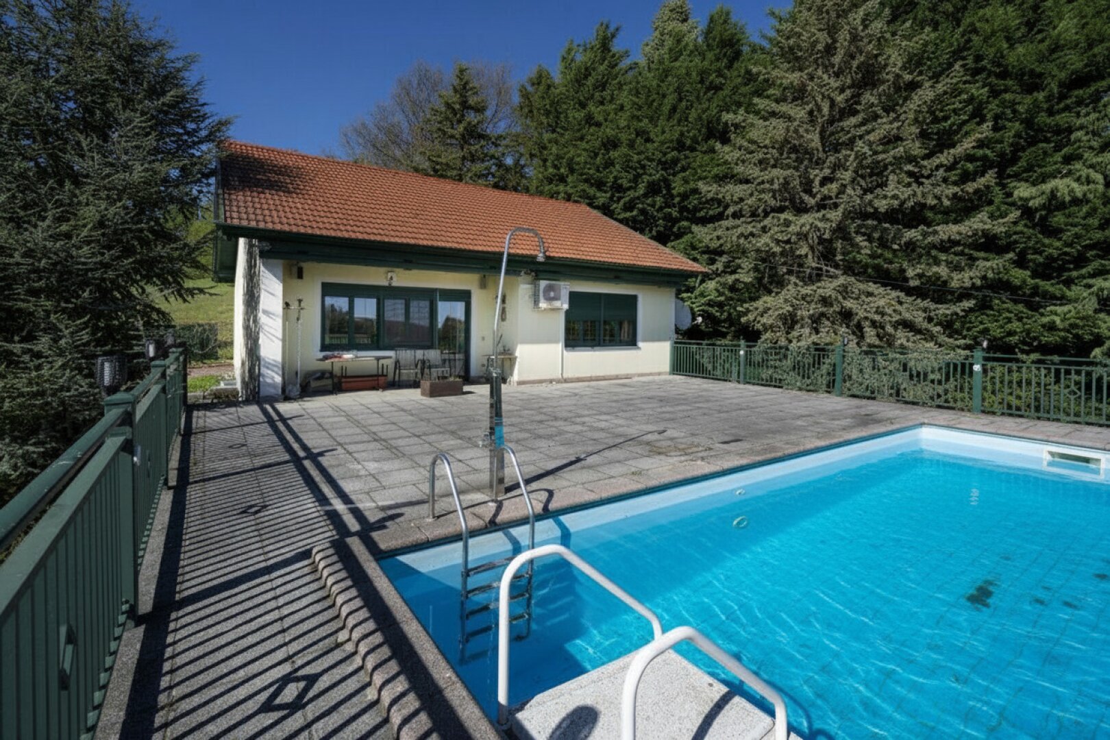 Pool im Sommer mit KI