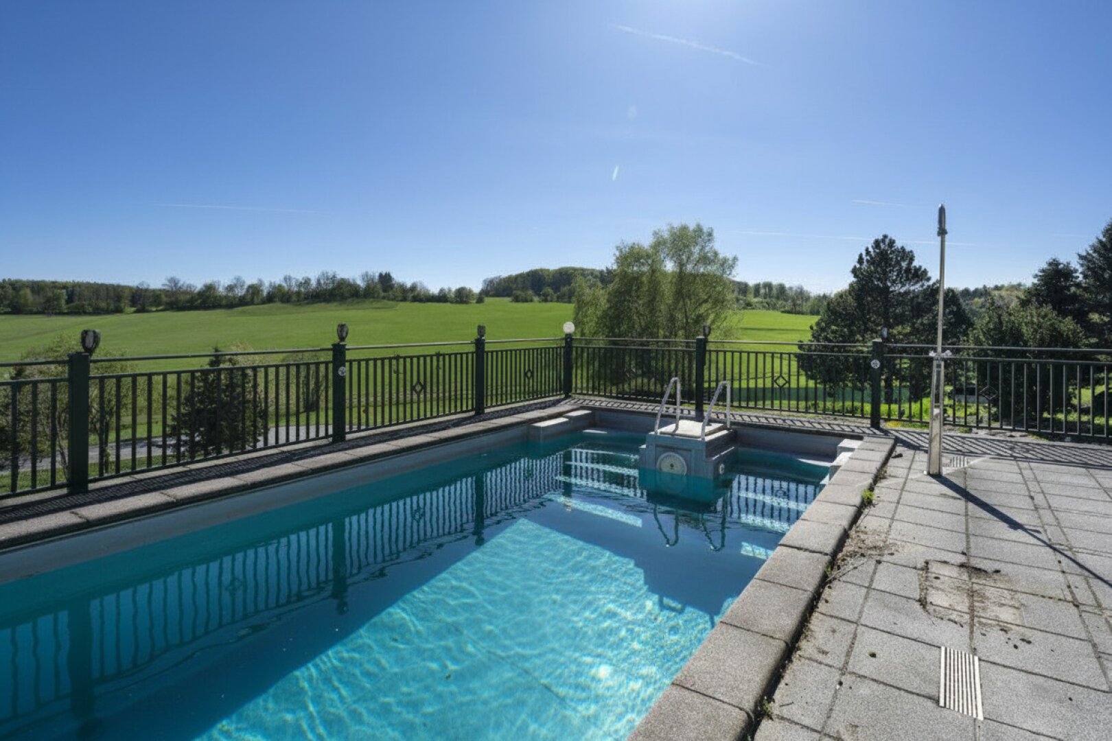 Pool im Sommer