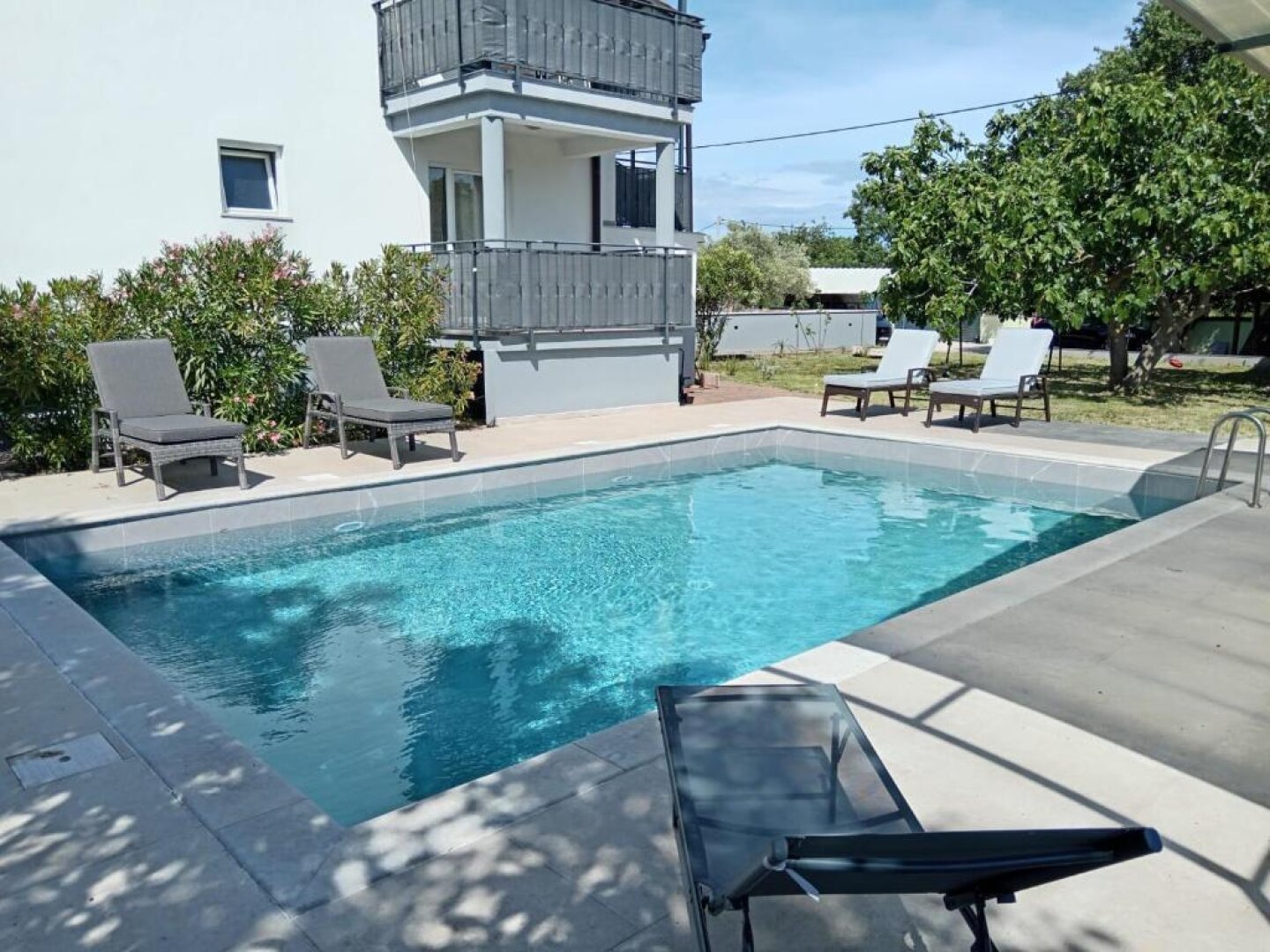 Mediterraner Wohnraum in Pula : Moderne 4 Zimmer - Wohnung- mit Privat- Pool , Garten& Grillecke