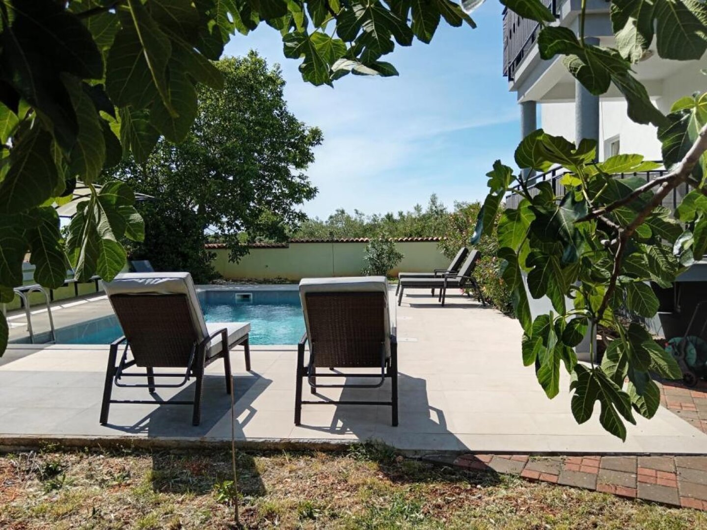 Mediterraner Wohnraum in Pula : Moderne 4 Zimmer - Wohnung- mit Privat- Pool , Garten& Grillecke
