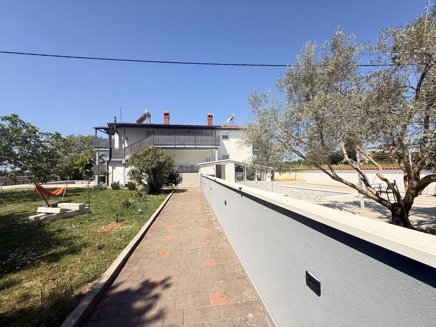 Mediterraner Wohnraum in Pula : Moderne 4 Zimmer - Wohnung- mit Privat- Pool , Garten& Grillecke