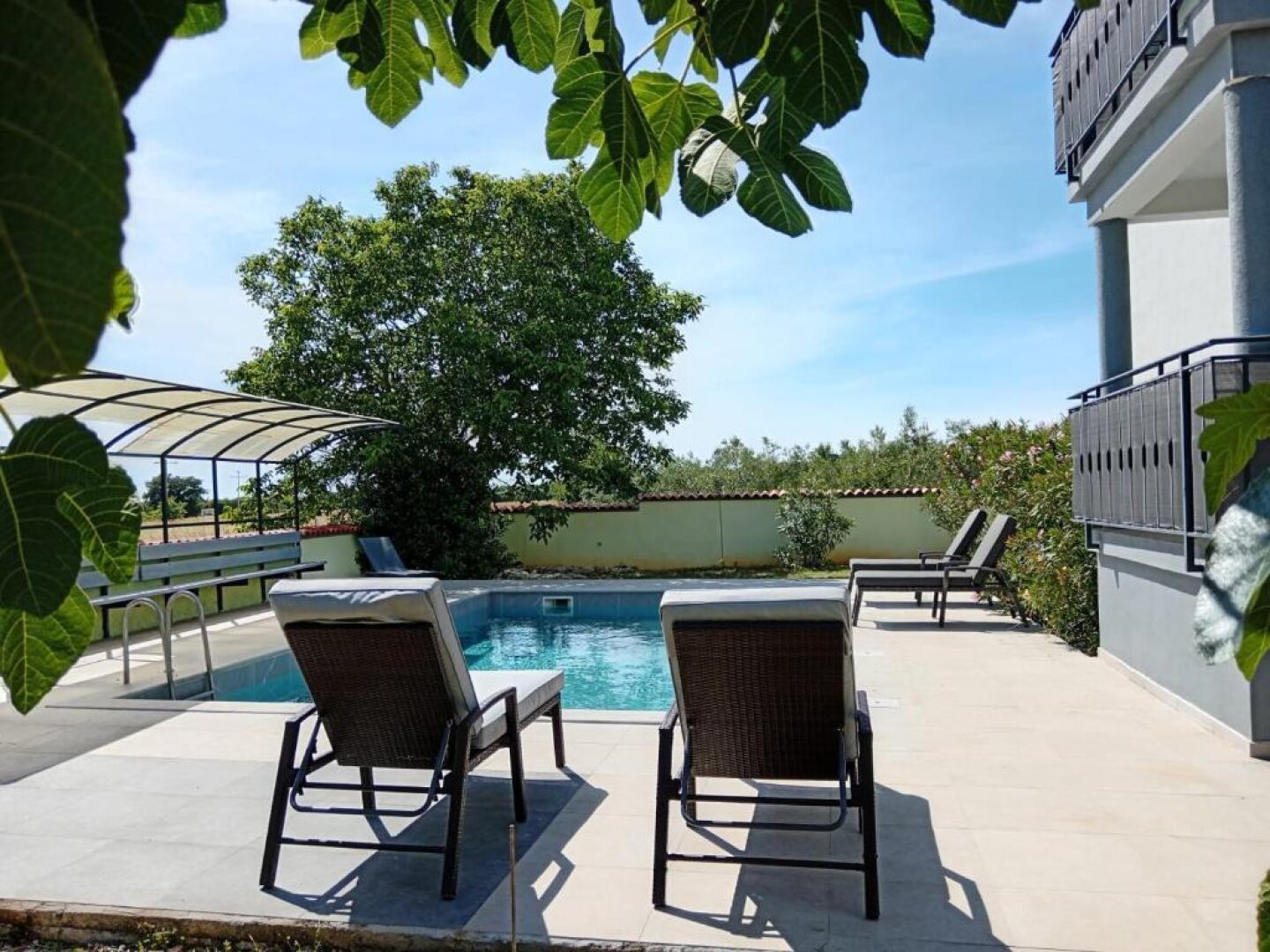 Mediterraner Wohnraum in Pula : Moderne 4 Zimmer - Wohnung- mit Privat- Pool , Garten& Grillecke
