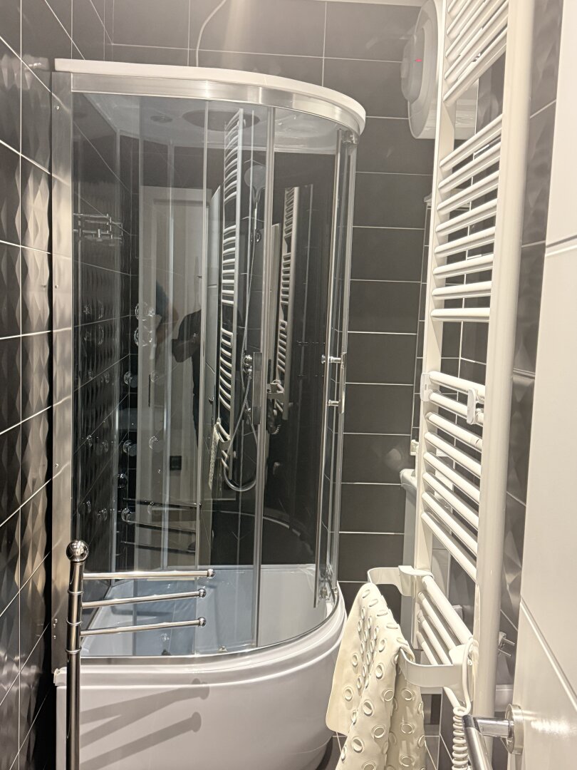 Neugebautes Haus , Mit zwei separaten Wohnungen mit je 110 qm , Pool in Ruhe Lage zu verkaufen