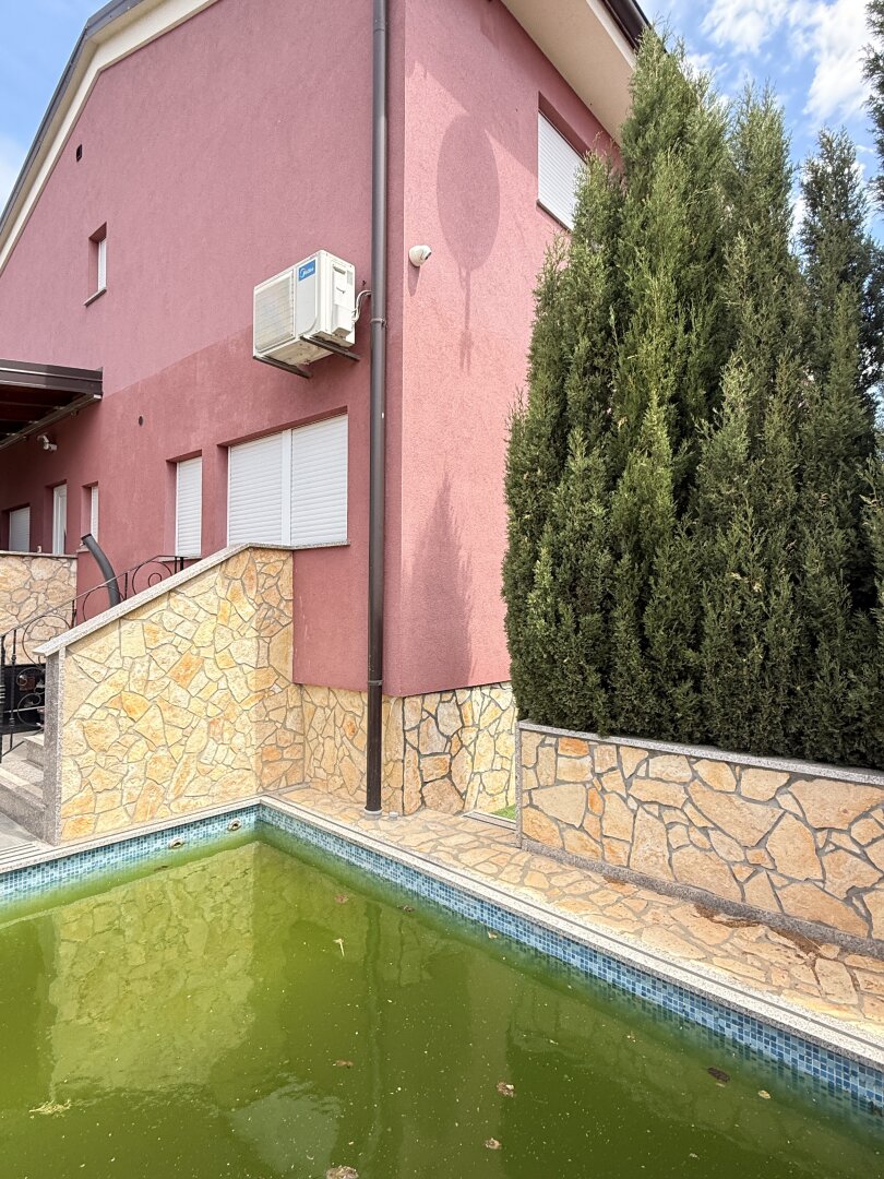Neugebautes Haus , Mit zwei separaten Wohnungen mit je 110 qm , Pool in Ruhe Lage zu verkaufen