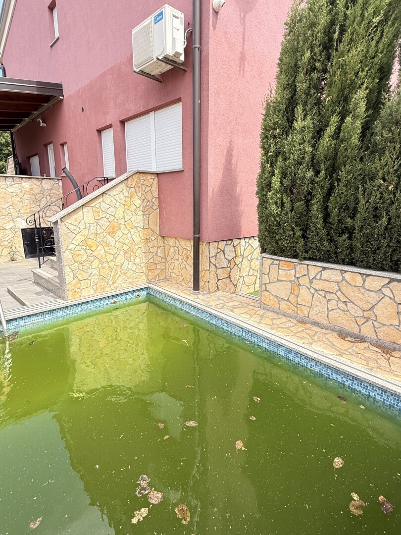 Neugebautes Haus , Mit zwei separaten Wohnungen mit je 110 qm , Pool in Ruhe Lage zu verkaufen