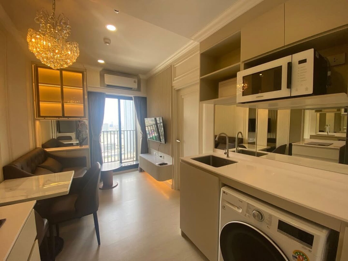 Exklusive Wohnung mit Möbel im 30. Stock in Bangkok zu verkaufen mit Pool