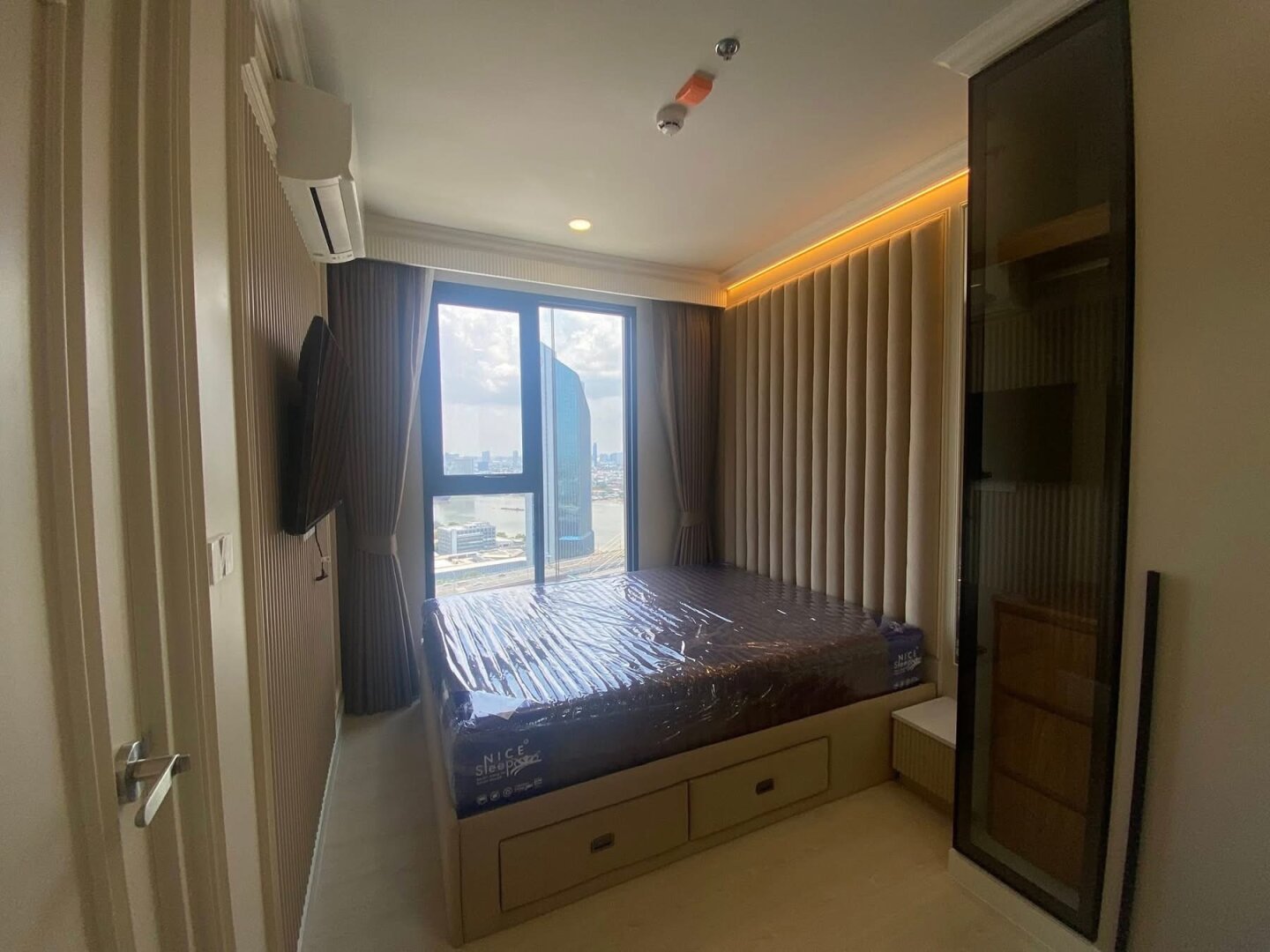 Exklusive Wohnung mit Möbel im 30. Stock in Bangkok zu verkaufen mit Pool