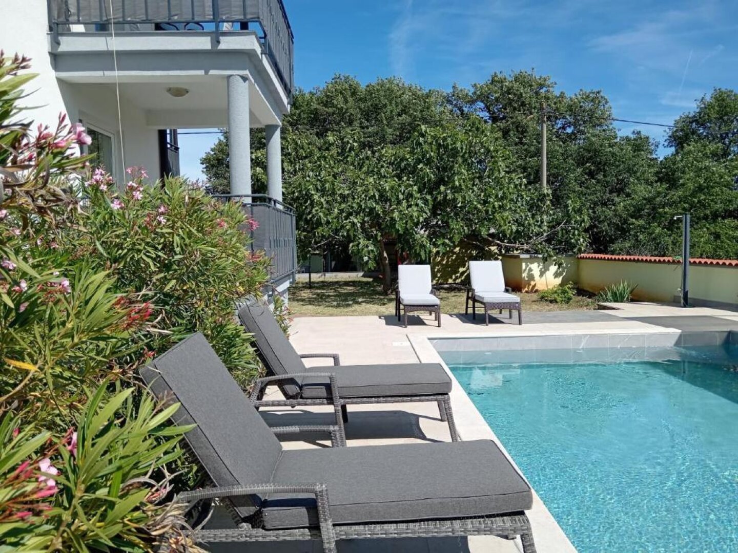 Wunderschöner-Mediterraner Wohnraum in Pula : Moderne 4 Zimmer - Wohnung- mit Privat- Pool , Garten& Grillecke