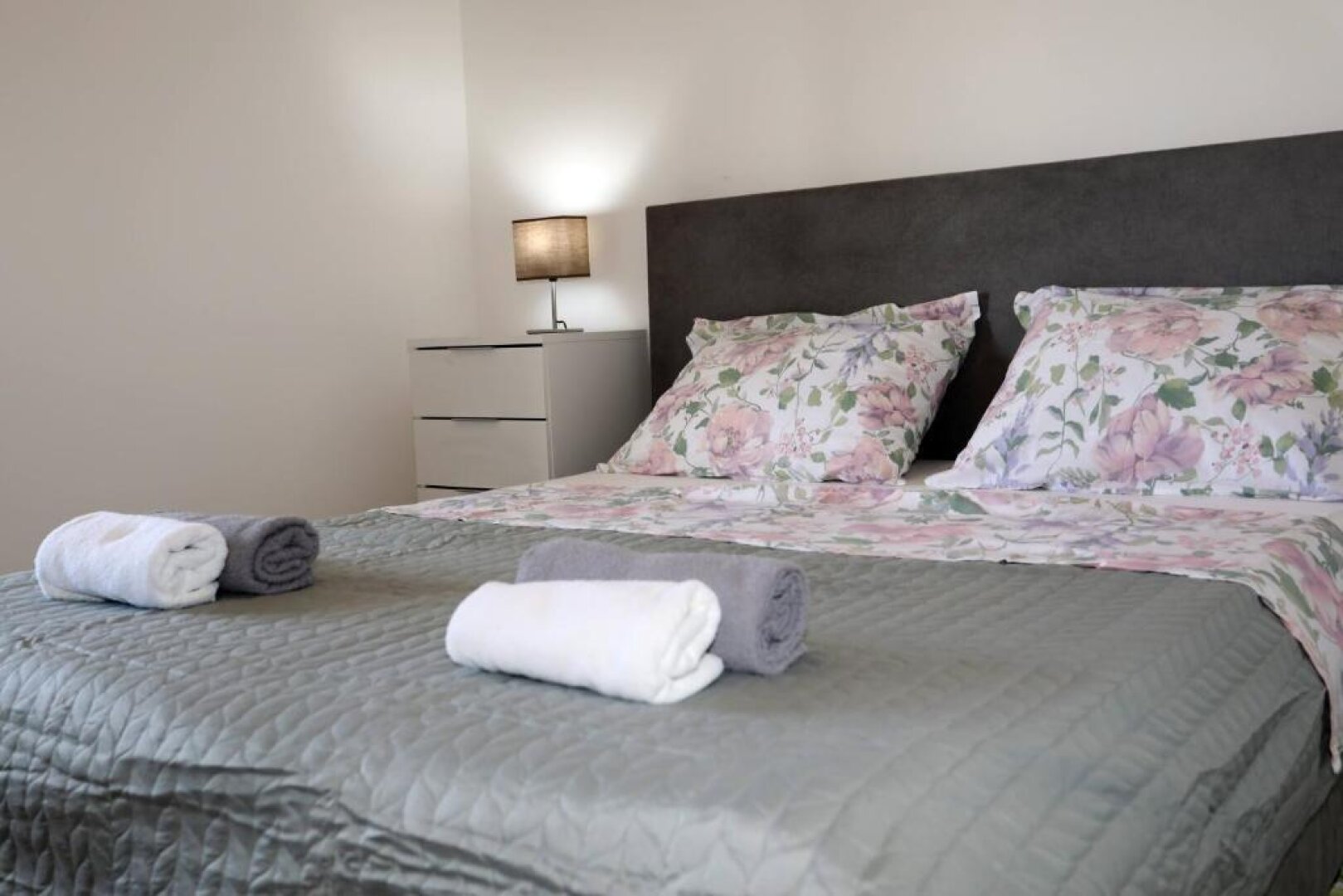 Wunderschöner-Mediterraner Wohnraum in Pula : Moderne 4 Zimmer - Wohnung- mit Privat- Pool , Garten& Grillecke