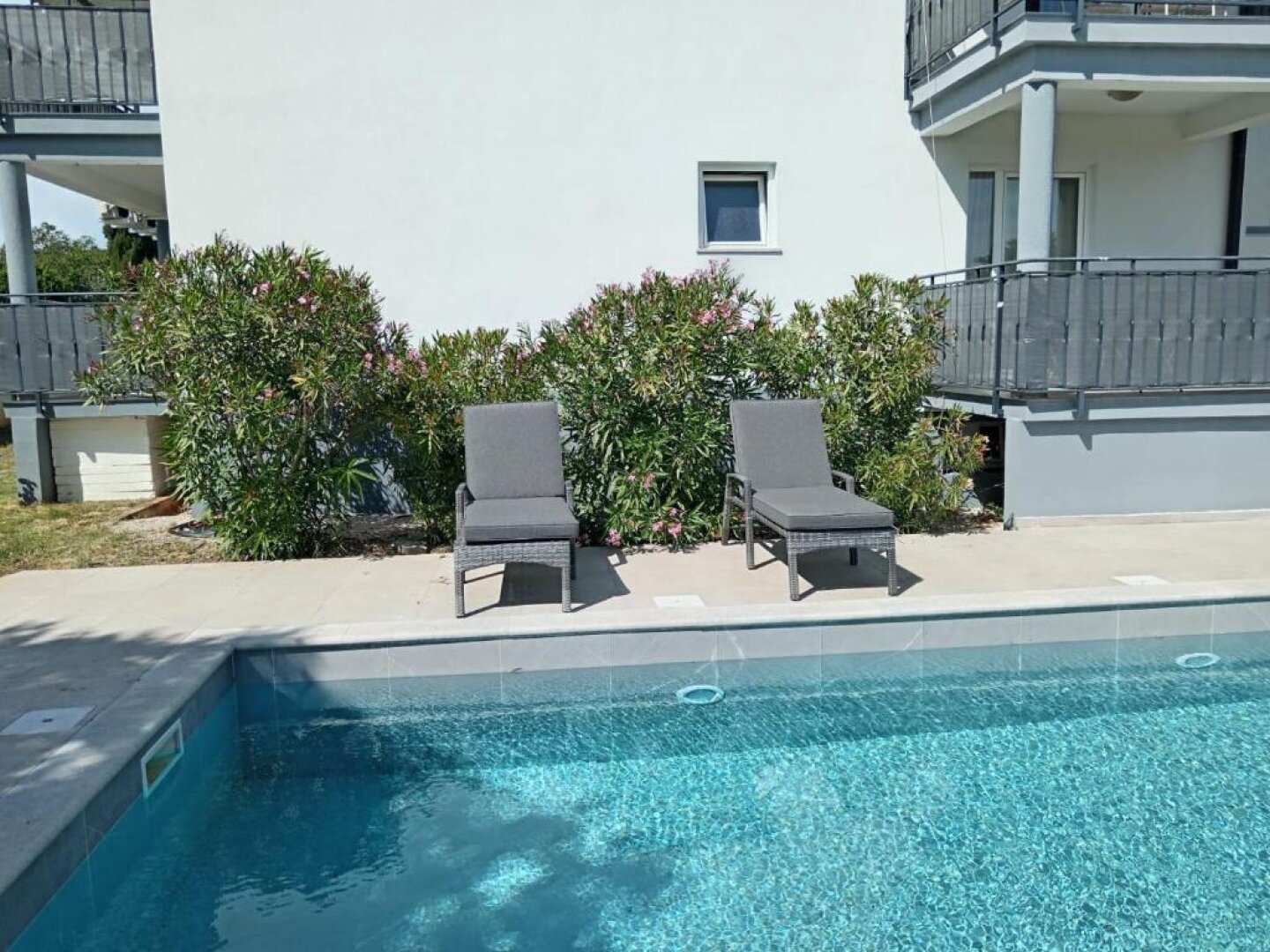Wunderschöner-Mediterraner Wohnraum in Pula : Moderne 4 Zimmer - Wohnung- mit Privat- Pool , Garten& Grillecke