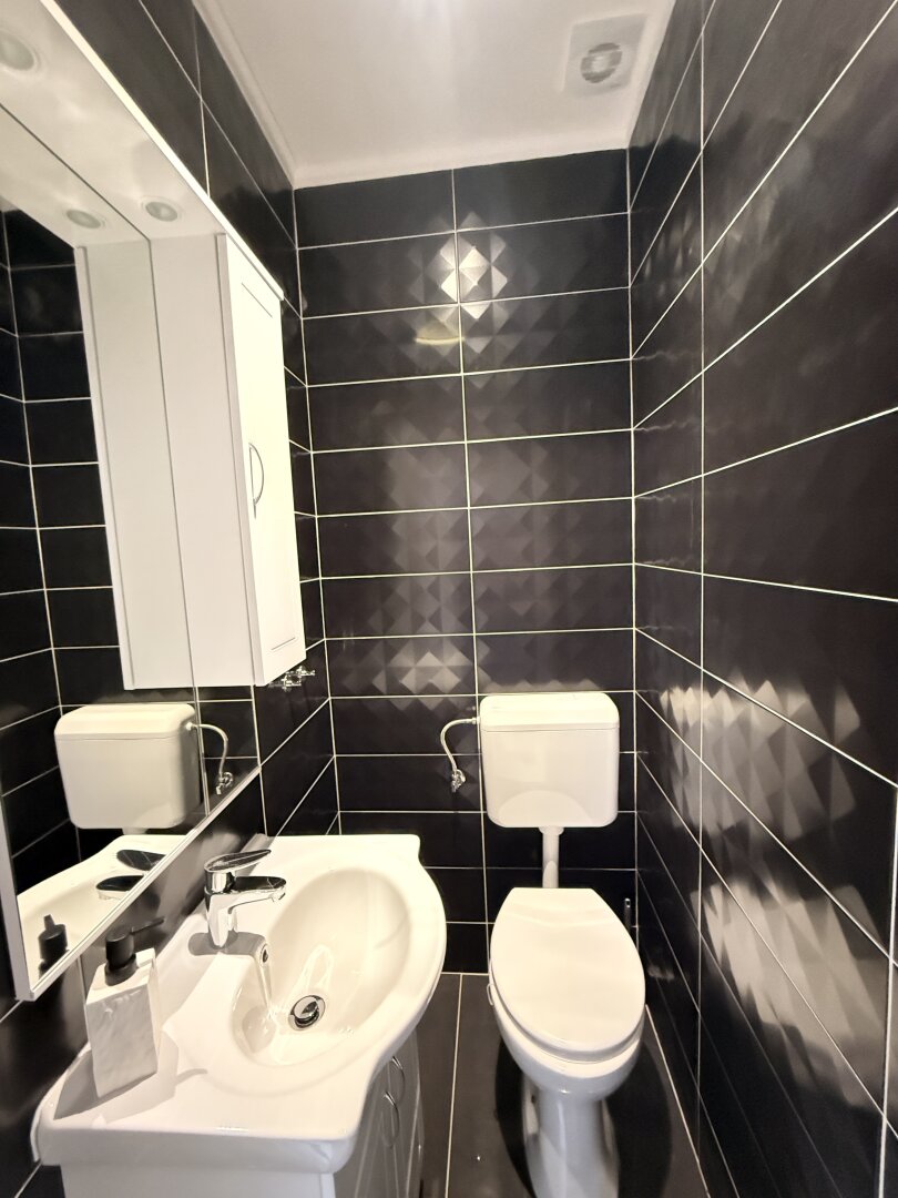 Neugebautes Haus , Mit zwei separaten Wohnungen mit je 110 qm mit Pool  zu verkaufen