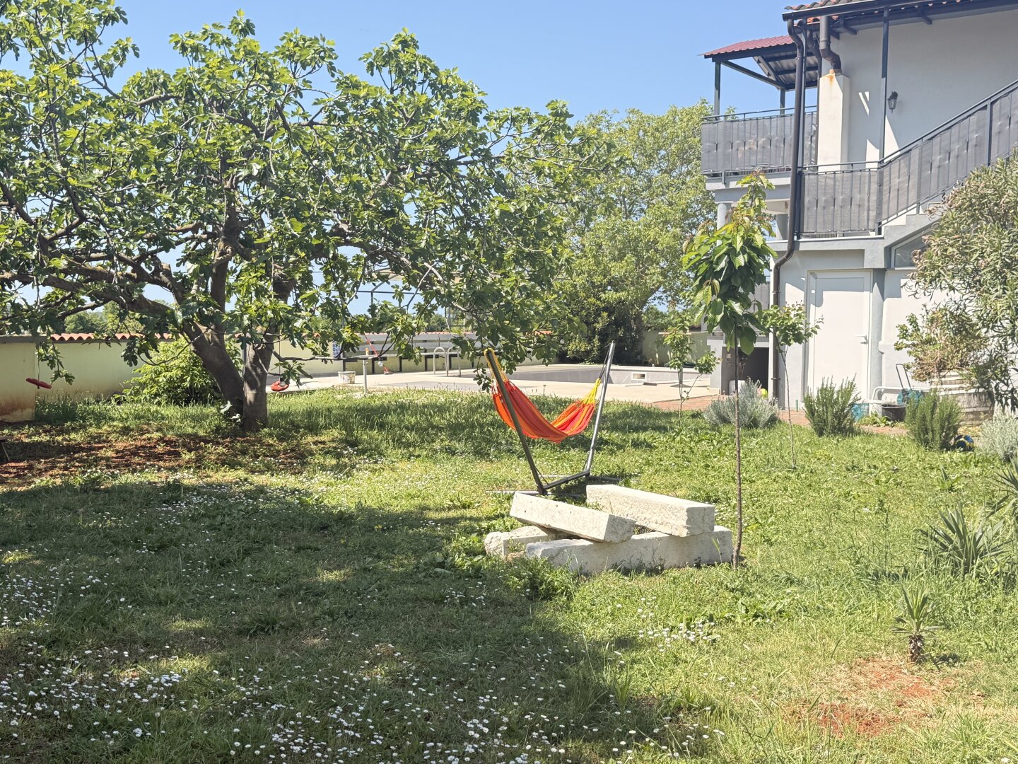 Mediterraner Wohnraum in Pula : Moderne 4 Zimmer - Wohnung- mit Privat- Pool , Garten& Grillecke