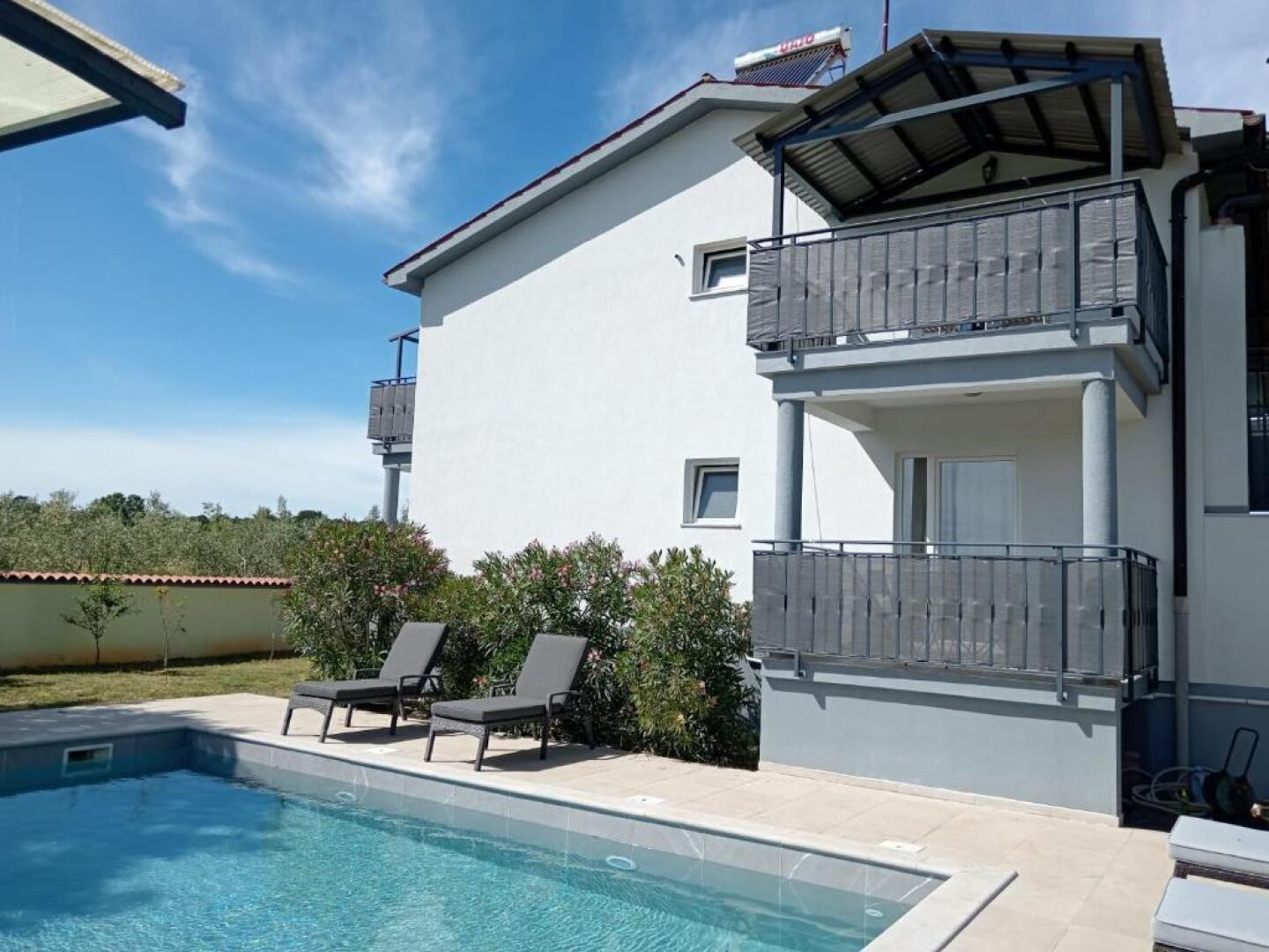 Mediterraner Wohnraum in Pula : Moderne 4 Zimmer - Wohnung- mit Privat- Pool , Garten& Grillecke