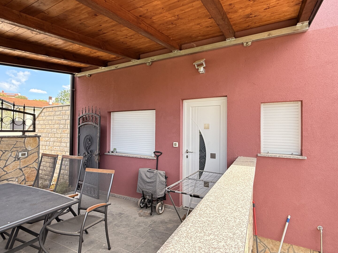 Großzügiges Apartmenthaus mit Pool, Garten & 5 Stellplätzen in Vodnjan, Kroatien!