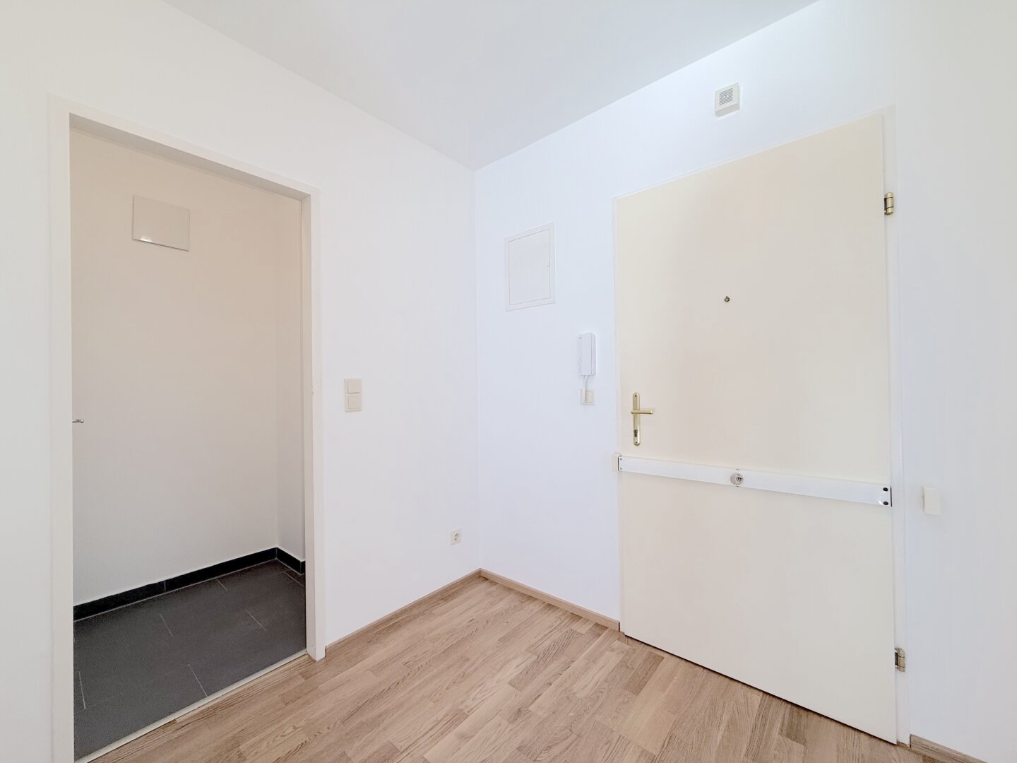 Traumhafte DG-Wohnung in 1060 Wien: 4 Zimmer und Balkon!